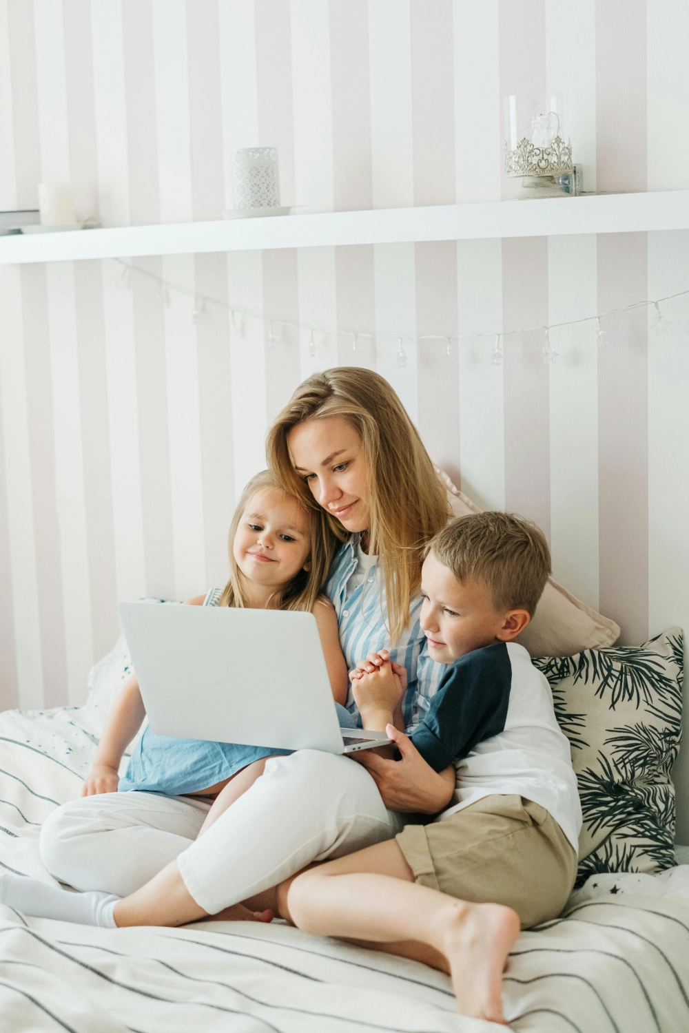 Glückliche Familie, die Spaß zu Hause hat